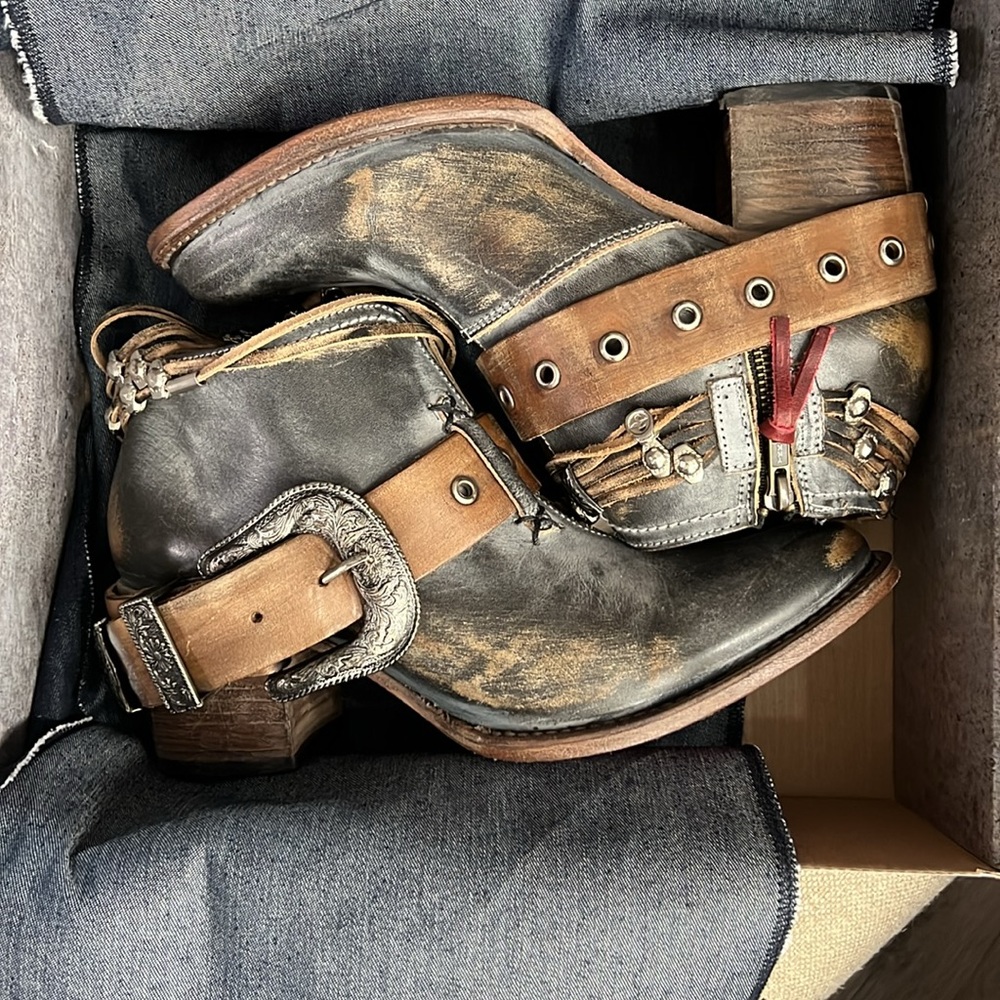 Freebird by Steven Saloon stone size 11